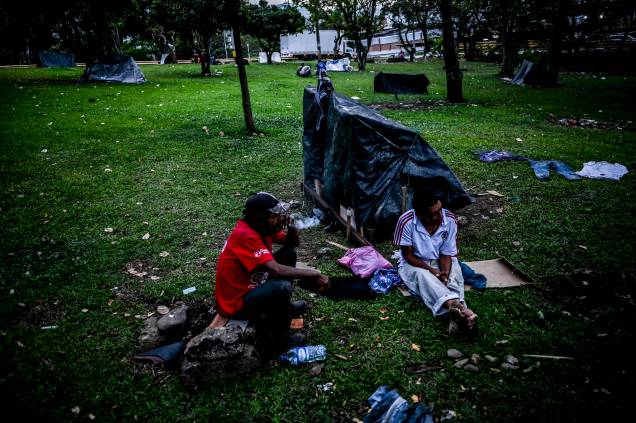 Viciados fumam crack, cocaína de baixa qualidade misturada com pasta de coca e outras substâncias, no centro de Medellín, Colômbia, em 28 de fevereiro de 2022. Viciados fumam crack, cocaína de baixa qualidade misturada com pasta de coca e outras substâncias, no centro de Medellín, Colômbia, em 28 de fevereiro de 2022.