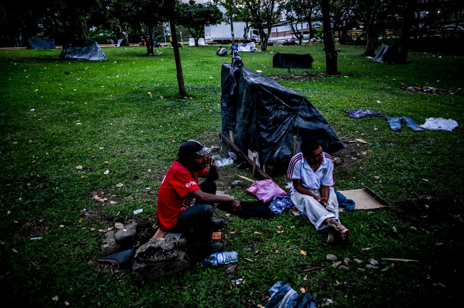 Viciados fumam crack, cocaína de baixa qualidade misturada com pasta de coca e outras substâncias, no centro de Medellín, Colômbia, em 28 de fevereiro de 2022.