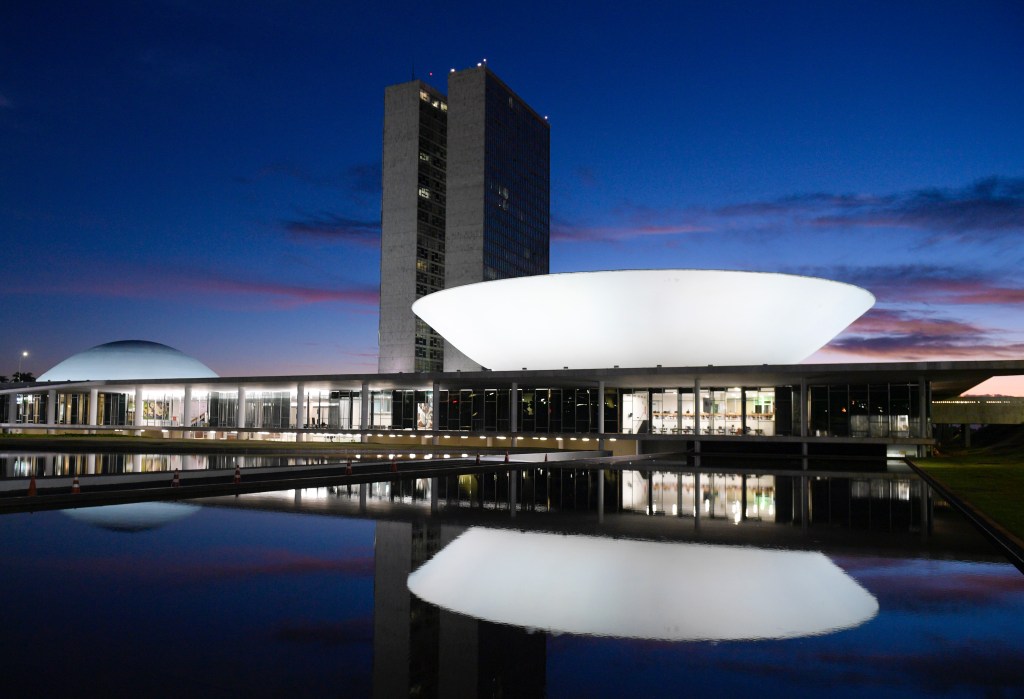 Fachada do Congresso Nacional, a sede das duas Casas do Poder Legislativo brasileiro, durante o amanhecer.