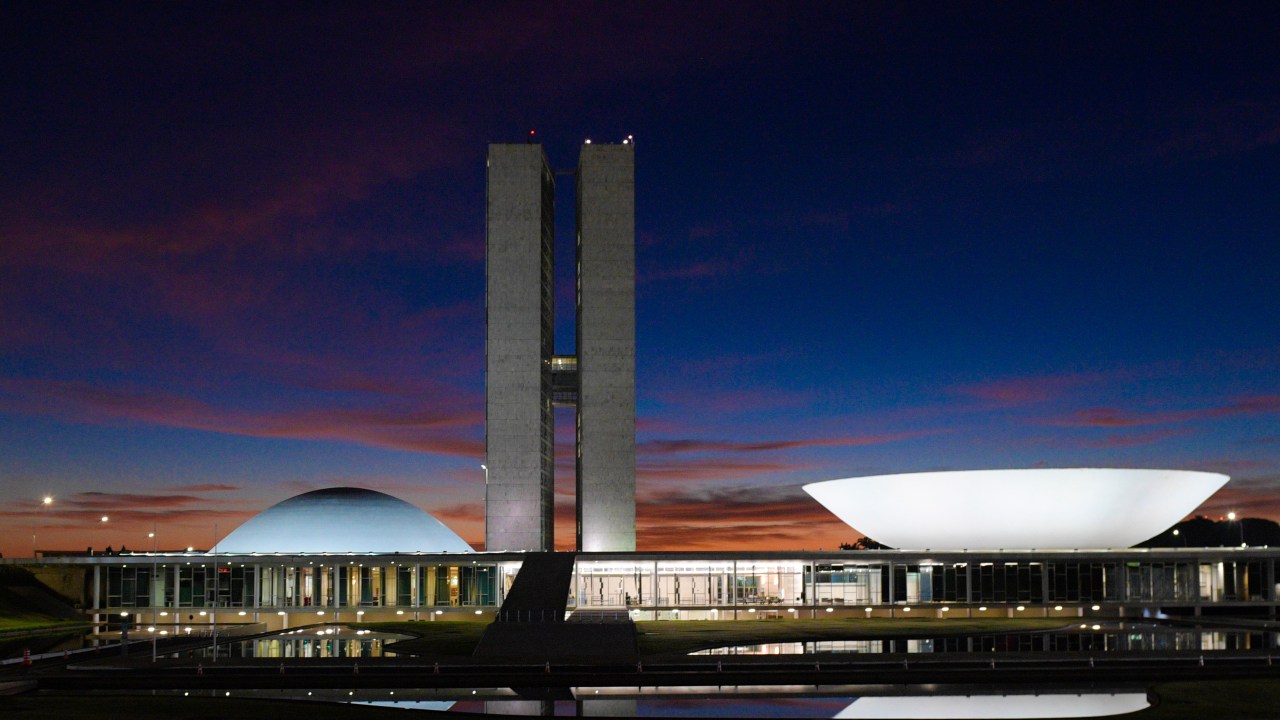 Fachada do Congresso Nacional, a sede das duas Casas do Poder Legislativo brasileiro, durante o amanhecer.
