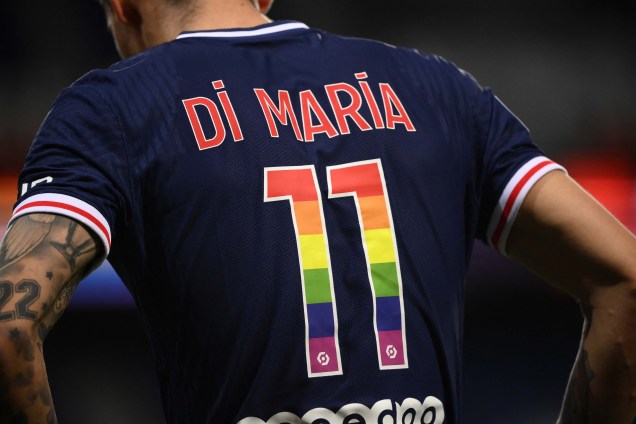 O meio-campista argentino do Paris Saint-Germain, Angel Di Maria, vestindo uma camisa na cor da bandeira do arco-íris marcando a luta contra a homofobia, em campo durante a partida do campeonato francês, entre Paris Saint-Germain e Reims no estádio Parc des Princes em Paris, em 17 de maio de 2021.