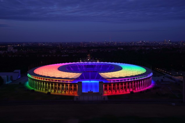 Berlim (Alemanha), 17/05/2021.  O Estádio Olímpico é iluminado com as cores do arco-íris, em comemoração ao Dia Internacional contra Homofobia, antes da partida de futebol da UEFA EURO 2020.
