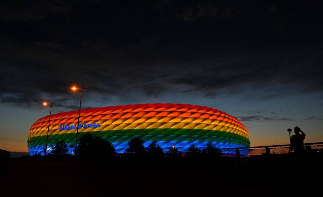 Allianz Arena, estádio de Munique, na Alemanha, em 17 de maio de 2021, iluminado com as cores do arco-íris, em comemoração ao Dia Internacional contra a Homofobia. Allianz Arena, estádio de Munique, na Alemanha, em 17 de maio de 2021, iluminado com as cores do arco-íris, em comemoração ao Dia Internacional contra a Homofobia.