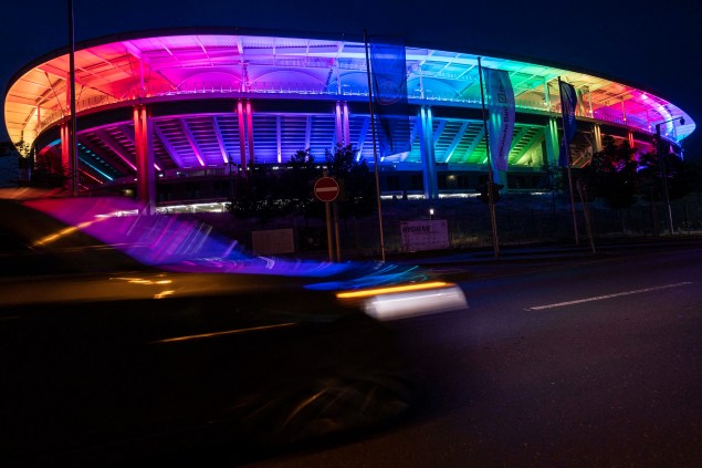 Estádio Deutsche Bank Park, iluminado com as cores do arco-íris, em Frankfurt, Alemanha, em 17 de maio de 2021. Manifesto contra a homofobia e solidariedade  à comunidade LGBTQIA+.