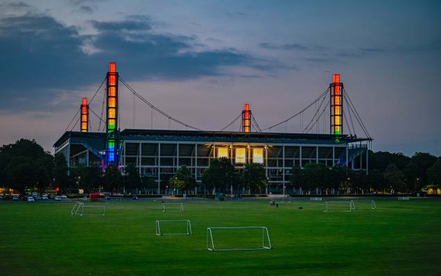 Uma imagem geral mostra o Estádio Rheinenergie iluminado com as cores do arco-íris em Colônia, oeste da Alemanha, em 17 de maio de 2021. Em comemoração ao Dia internacional contra a Homofobia, em solidariedade `a comunidade LGBTQIA+. Uma imagem geral mostra o Estádio Rheinenergie iluminado com as cores do arco-íris em Colônia, oeste da Alemanha, em 17 de maio de 2021. Em comemoração ao Dia internacional contra a Homofobia, em solidariedade `a comunidade LGBTQIA+.