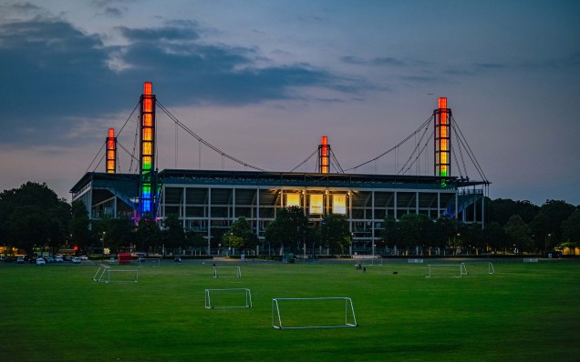 Uma imagem geral mostra o Estádio Rheinenergie iluminado com as cores do arco-íris em Colônia, oeste da Alemanha, em 17 de maio de 2021.  Em comemoração ao Dia internacional contra a Homofobia, em solidariedade `a comunidade LGBTQIA+.