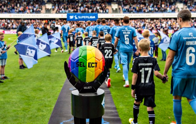 Randers (Dinamarca), 17/05/2019. Bola de futebol colorida como símbolo da luta contra a homofobia na partida da Super League entre Randers FC e FC Copenhagen no Cepheus Park.