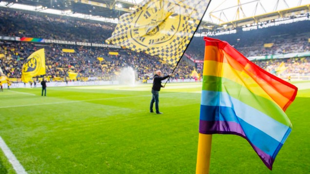 Estádio Signal Iduna Park, do Borússia Dortmund, na Alemanha, mostra a bandeirinha de escanteio com as cores do arco-íris, em homenagem ao Dia Internacional contra a Homofobia, em 17/05/2019.