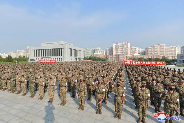 Pyongyang , 16/05/2022. Soldados norte-coreanos reunidos para prometer cumprir sua missão de fornecer medicamentos às farmácias em meio à campanha antiepidêmica do país, no Ministério da Defesa Nacional em Pyongyang, Coreia do Norte, 16 de maio de 2022.