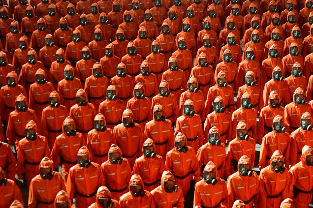 Desfile das 'forças paramilitares e de segurança pública' da Coréia do Norte na Praça Kim Il Sung em Pyongyang. A Coréia do Norte, em 12 de maio de 2022, confirmou seu primeiro caso de Covid-19, com a mídia estatal declarando-o um "incidente de emergência nacional grave". Desfile das 'forças paramilitares e de segurança pública' da Coréia do Norte na Praça Kim Il Sung em Pyongyang. A Coréia do Norte, em 12 de maio de 2022, confirmou seu primeiro caso de Covid-19, com a mídia estatal declarando-o um "incidente de emergência nacional grave".