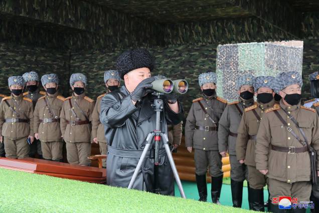 O líder norte-coreano Kim Jong Un participa de um exercício de uma unidade do Exército do Povo Coreano (KPA), Coreia do Norte nesta imagem divulgada pela Agência Central de Notícias da Coreia do Norte.