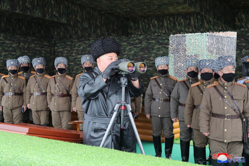 O líder norte-coreano Kim Jong Un participa de um exercício de uma unidade do Exército do Povo Coreano (KPA), Coreia do Norte nesta imagem divulgada pela Agência Central de Notícias da Coreia do Norte (KCNA) em 29 de fevereiro de 2020. KCNA via REUTERS ATENÇÃO EDITORES - ISTO A IMAGEM FOI FORNECIDA POR TERCEIROS. A REUTERS NÃO PODE VERIFICAR ESTA IMAGEM DE FORMA INDEPENDENTE. SEM VENDAS DE TERCEIROS. SAÍDA COREIA DO SUL. NENHUMA VENDA COMERCIAL OU EDITORIAL NA COREIA DO SUL.