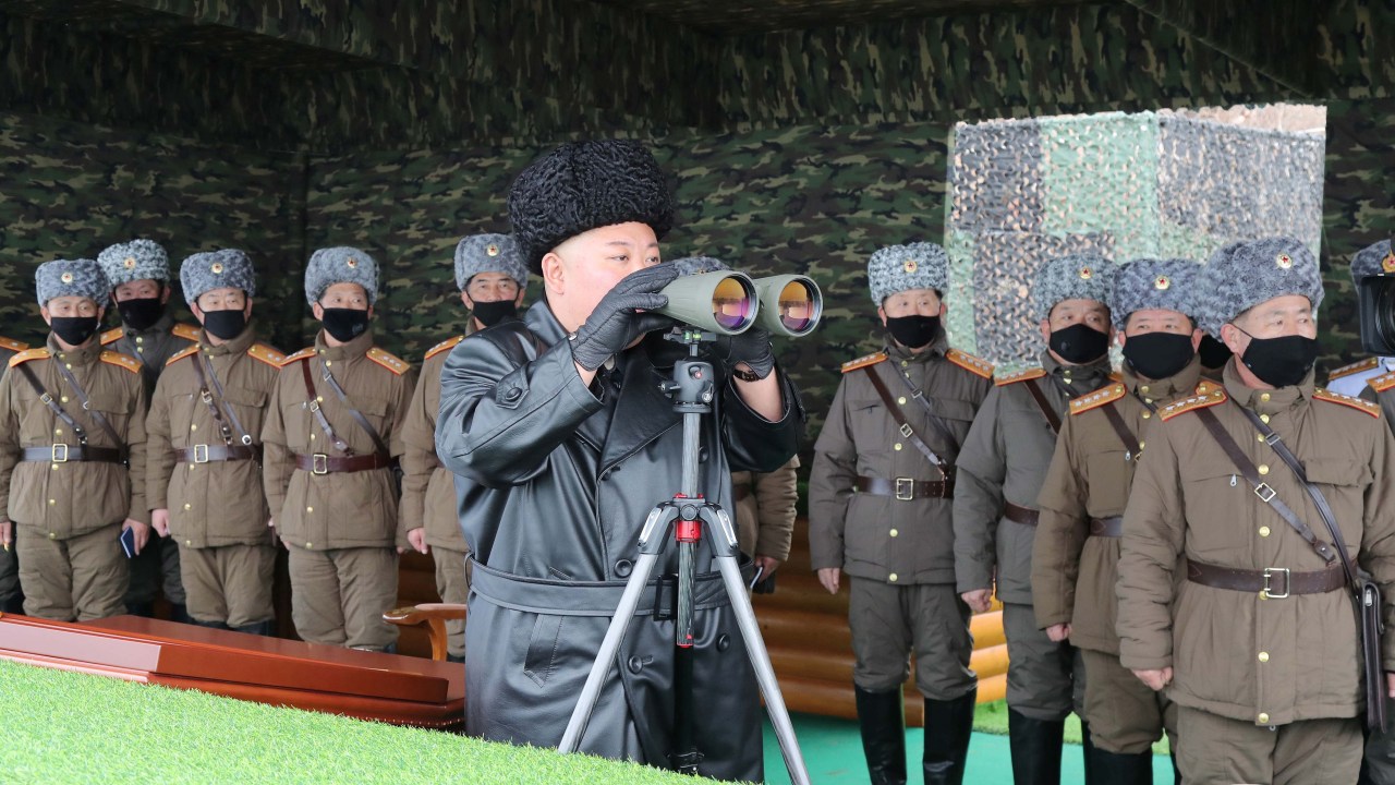 O líder norte-coreano Kim Jong Un participa de um exercício de uma unidade do Exército do Povo Coreano (KPA), Coreia do Norte nesta imagem divulgada pela Agência Central de Notícias da Coreia do Norte (KCNA) em 29 de fevereiro de 2020. KCNA via REUTERS ATENÇÃO EDITORES - ISTO A IMAGEM FOI FORNECIDA POR TERCEIROS. A REUTERS NÃO PODE VERIFICAR ESTA IMAGEM DE FORMA INDEPENDENTE. SEM VENDAS DE TERCEIROS. SAÍDA COREIA DO SUL. NENHUMA VENDA COMERCIAL OU EDITORIAL NA COREIA DO SUL.