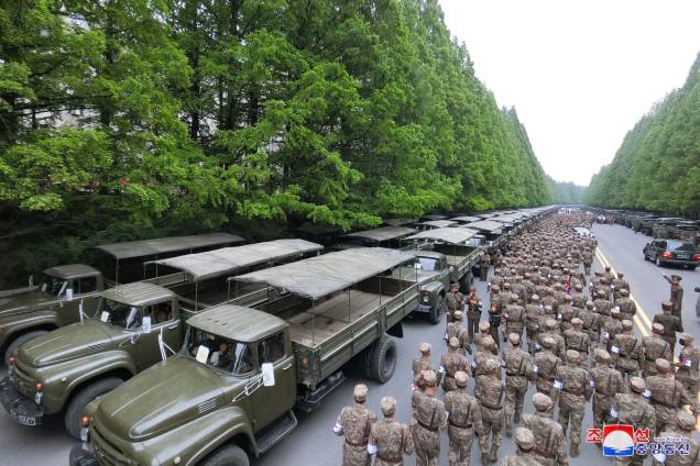 Soldados norte-coreanos reunidos para prometer cumprir sua missão de fornecer medicamentos às farmácias em meio à campanha antiepidêmica do país; no Ministério da Defesa Nacional em Pyongyang, Coréia do Norte, 16 de maio de 2022. Soldados norte-coreanos reunidos para prometer cumprir sua missão de fornecer medicamentos às farmácias em meio à campanha antiepidêmica do país; no Ministério da Defesa Nacional em Pyongyang, Coréia do Norte, 16 de maio de 2022.