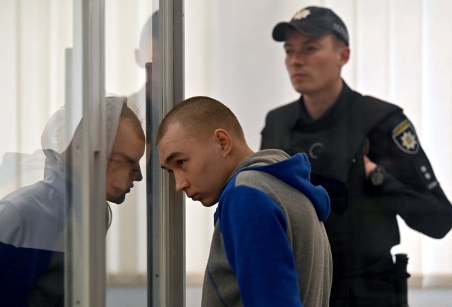 O sargento russo Vadim Shishimarin, ouve a sentença judicial na caixa do réu, no último dia de seu julgamento por acusações de crimes de guerra por ter matado um civil na invasão russa na Ucrânia, em 23/05/2022.