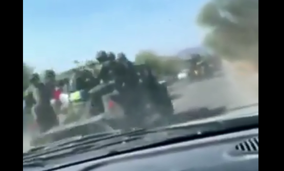 Civis armados perseguem veículos militares no estado de Michoacán, no México. 10/05/2022.