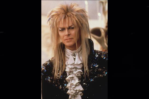 Cantor, músico e ator inglês David Bowie, com figurino do filme "Labirinto" de 1986.