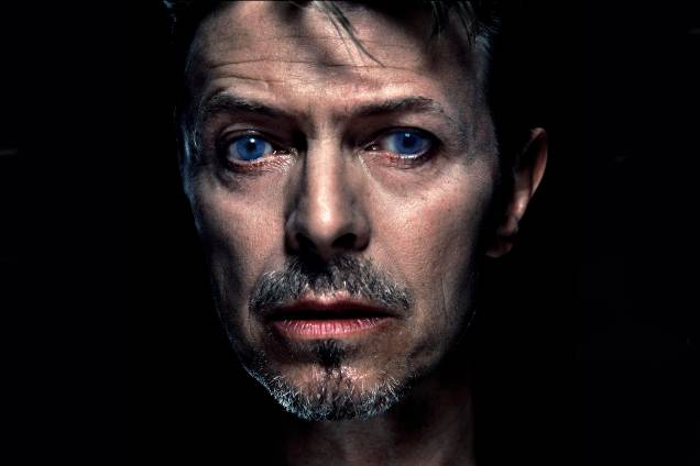 Close do cantor e músico inglês David Bowie, em 1995.