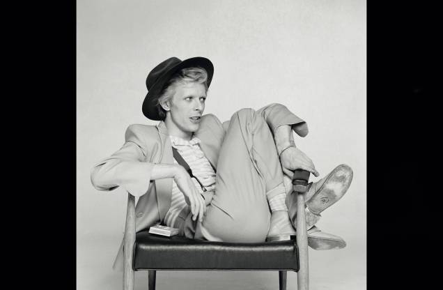 Cantor e músico inglês David Bowie, em ensaio fotográfico, Londres, 1974.