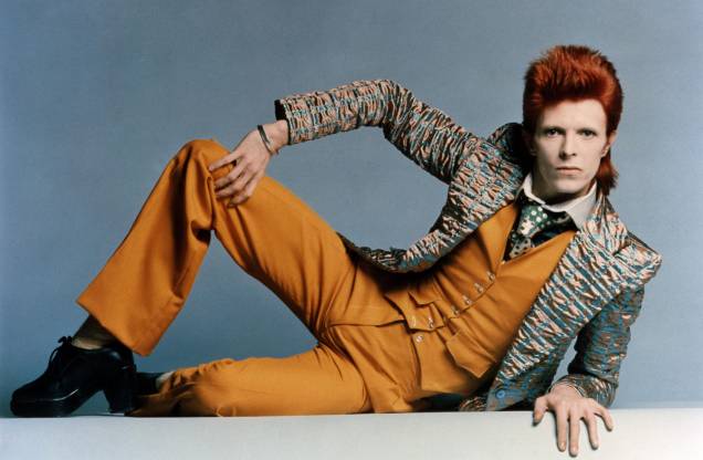David Bowie, músico e cantor inglês, nos anos 70.
