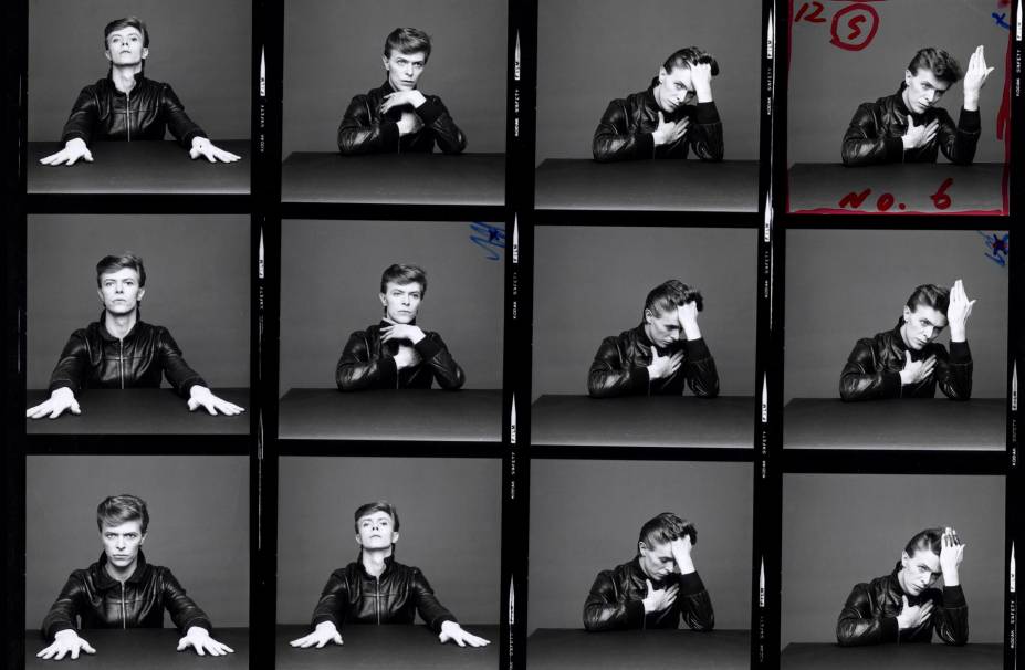 Cantor e músico inglês David Bowie, em sequência de ensaio fotográfico de "Heroes", 1977.