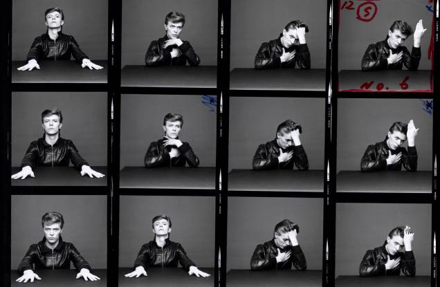 Cantor e músico inglês David Bowie, em sequência de ensaio fotográfico de "Heroes", 1977. Cantor e músico inglês David Bowie, em sequência de ensaio fotográfico de "Heroes", 1977.