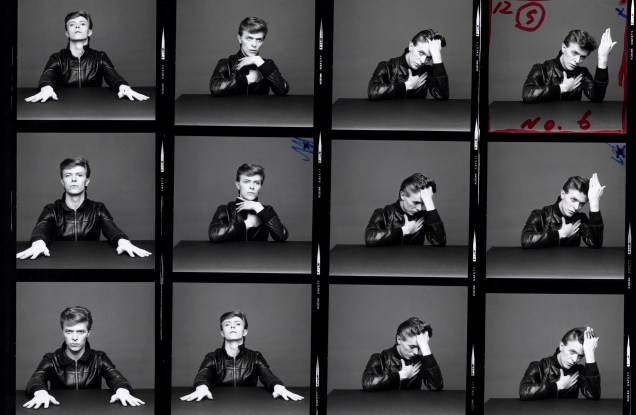Cantor e músico inglês David Bowie, em sequência de ensaio fotográfico de "Heroes", 1977.