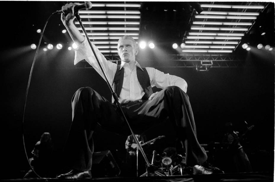 Cantor e músico inglês David Bowie, na turnê  "Station To Station" no Wembley Empire Pool, Londres, 1976.