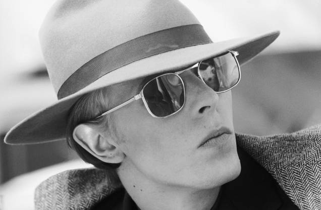 Cantor, músico e ator inglês David Bowie no filme "The Man Who Fell To Earth" em Los Angeles, 1976.