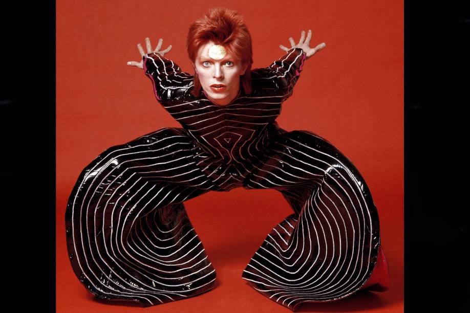 Cantor e músico inglês David Bowie, com figurino usado na turnê "Aladdin Sane", em 1973.