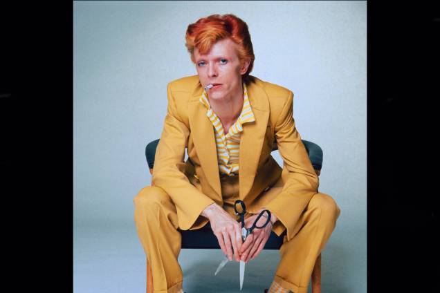 Cantor e músico inglês David Bowie em estúdio fotográfico para ELLE, em Paris, anos 70.