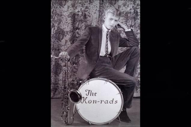 Cantor e músico inglês David Bowie bem jovem, na banda The Kon-rads, anos 60.