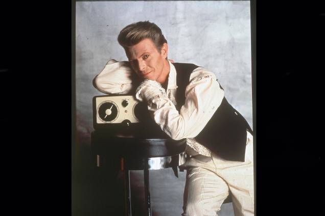 Cantor e músico inglês David Bowie, em estúdio fotográfico em Los Angeles, EUA, 1990.