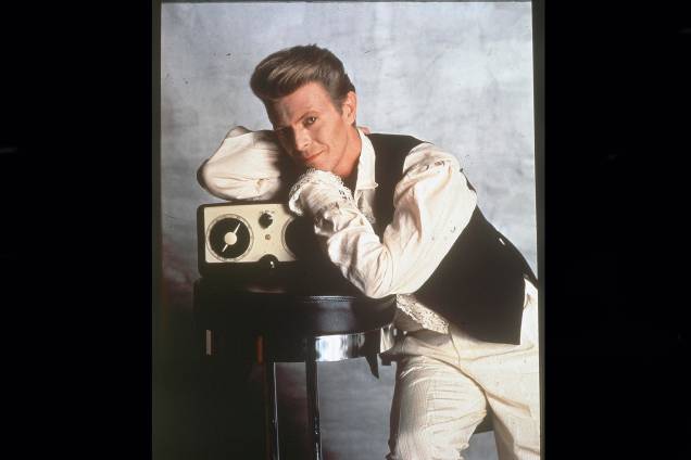Cantor e músico inglês David Bowie, em estúdio fotográfico em Los Angeles, EUA, 1990. Cantor e músico inglês David Bowie, em estúdio fotográfico em Los Angeles, EUA, 1990.