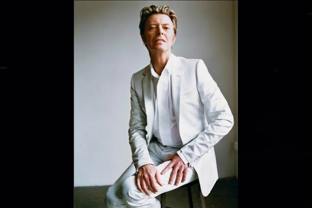 Cantor e músico inglês David Bowie no estúdio fotográfico em Nova York, 2010. Cantor e músico inglês David Bowie no estúdio fotográfico em Nova York, 2010.