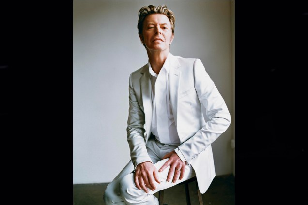 Cantor e músico inglês David Bowie no estúdio fotográfico em Nova York, 2010.