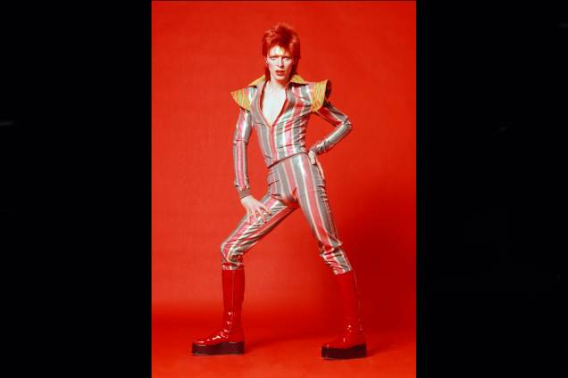 Cantor e músico inglês David Bowie nos anos 70.