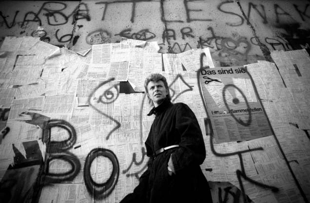 Cantor e músico inglês David Bowie, ao lado do Muro de Berlim, 1987.