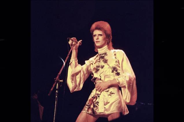 Cantor e músico inglês David Bowie, durante show, anos 70.