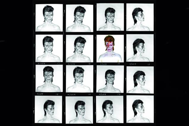 Cantor e músico inglês David Bowie em sequência de fotos para o album " Aladdin Sane" em 1973.