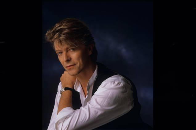 Cantor inglês David Bowie, em ensaio fotográfico, 1990.