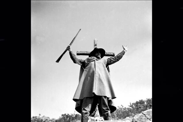 Filmado em Monte Santo, sertão da Bahia, "Deus e o Diabo na Terra do Sol", dirigido por Glauber Rocha, lançado em 1964, considerado um marco do cinema novo. Filmado em Monte Santo, sertão da Bahia, "Deus e o Diabo na Terra do Sol", dirigido por Glauber Rocha, lançado em 1964, considerado um marco do cinema novo.