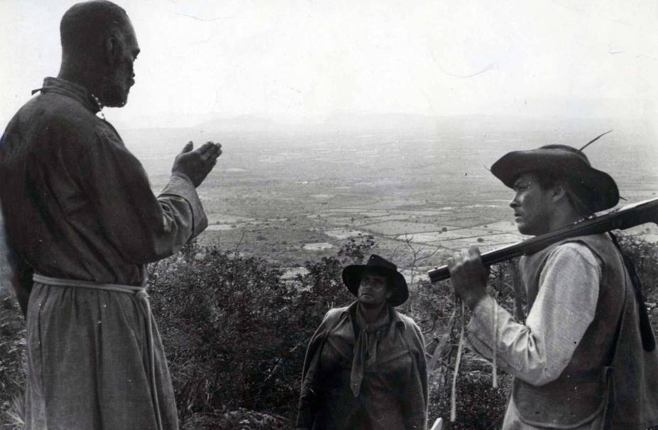 Filmado em Monte Santo, sertão da Bahia, "Deus e o Diabo na Terra do Sol", dirigido por Glauber Rocha, lançado em 1964, considerado um marco do cinema novo.