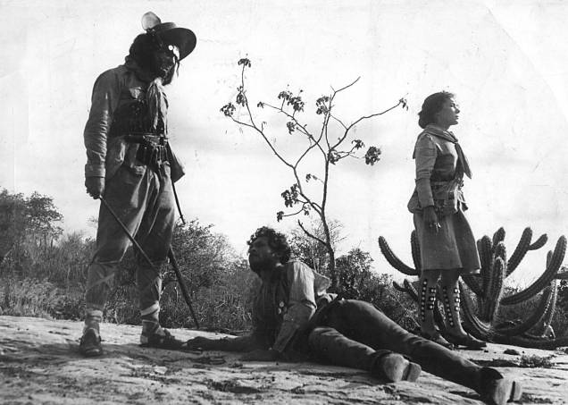 Filmado em Monte Santo, sertão da Bahia, "Deus e o Diabo na Terra do Sol", dirigido por Glauber Rocha, lançado em 1964, considerado um marco do cinema novo.