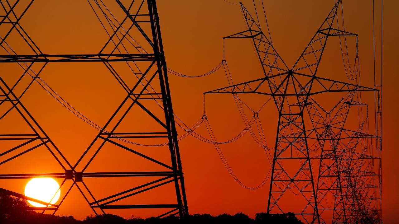 epa06156285 The sun rises behind a row of large power lines stretching across a pasture near Commerce, Texas, USA, 22 August 2017. EPA/LARRY W. SMITH