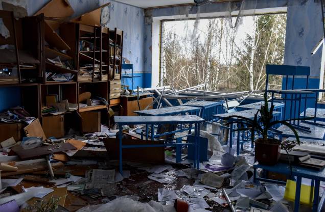 Sala de aula destruída dentro de uma escola em Kukhari, Kiev Oblast, Ucrânia, 16 de abril de 2022. Em 24 de fevereiro, tropas russas entraram no território ucraniano resultando em combates e destruição no país, um enorme fluxo de refugiados e múltiplas sanções contra a Rússia.