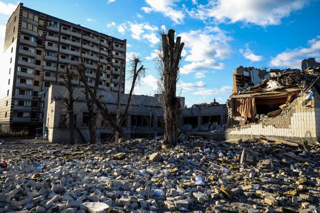 Escola destruída após intensos bombardeios russos em Zhytomyr, Ucrânia, 11 de março de 2022.
