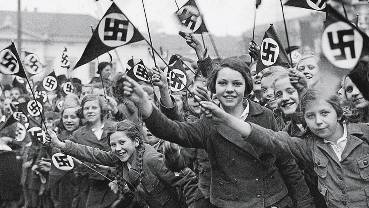 OMISSÃO SUSPEITA - Jovens em manifestação na Alemanha nazista: inocência com culpa no cartório -