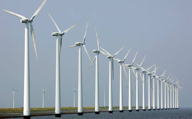 Turbinas eólicas no mar em Dronten, na Holanda.