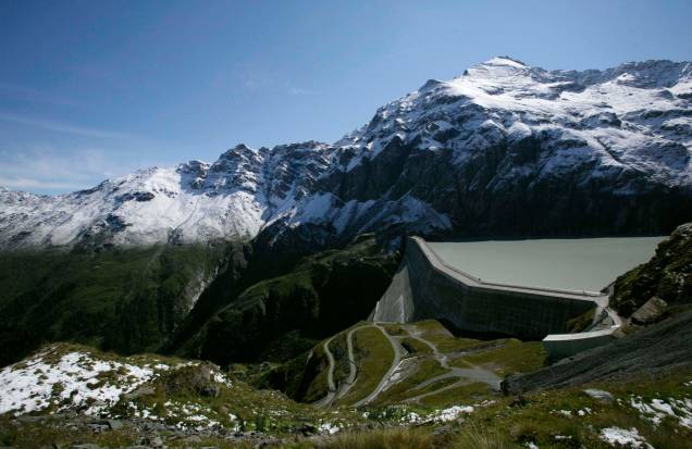 Represa de Lac des Dix em Pralong, próximo de Sion, no sul da Suíça. A hidrelétrica atende a mais da metade das necessidades energéticas da Suíça. À medida que os verões secam e as geleiras que ajudam a acionar as turbinas com a água do degelo.